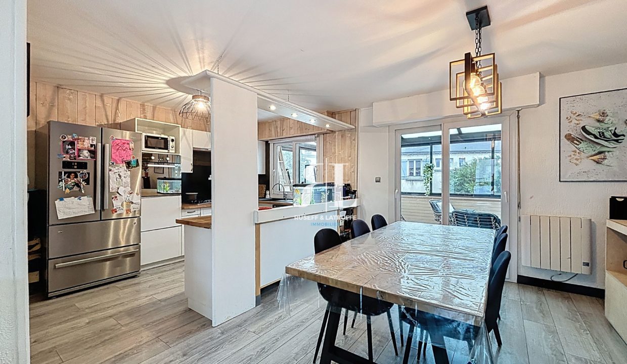 emelie_00015-60052-0.jpg